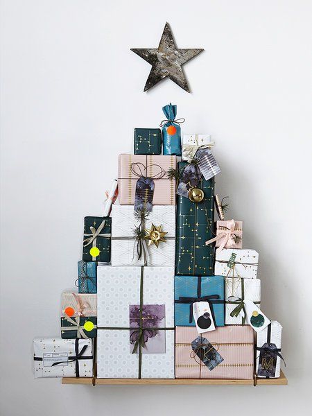 arbol de navidad con cajas de carton