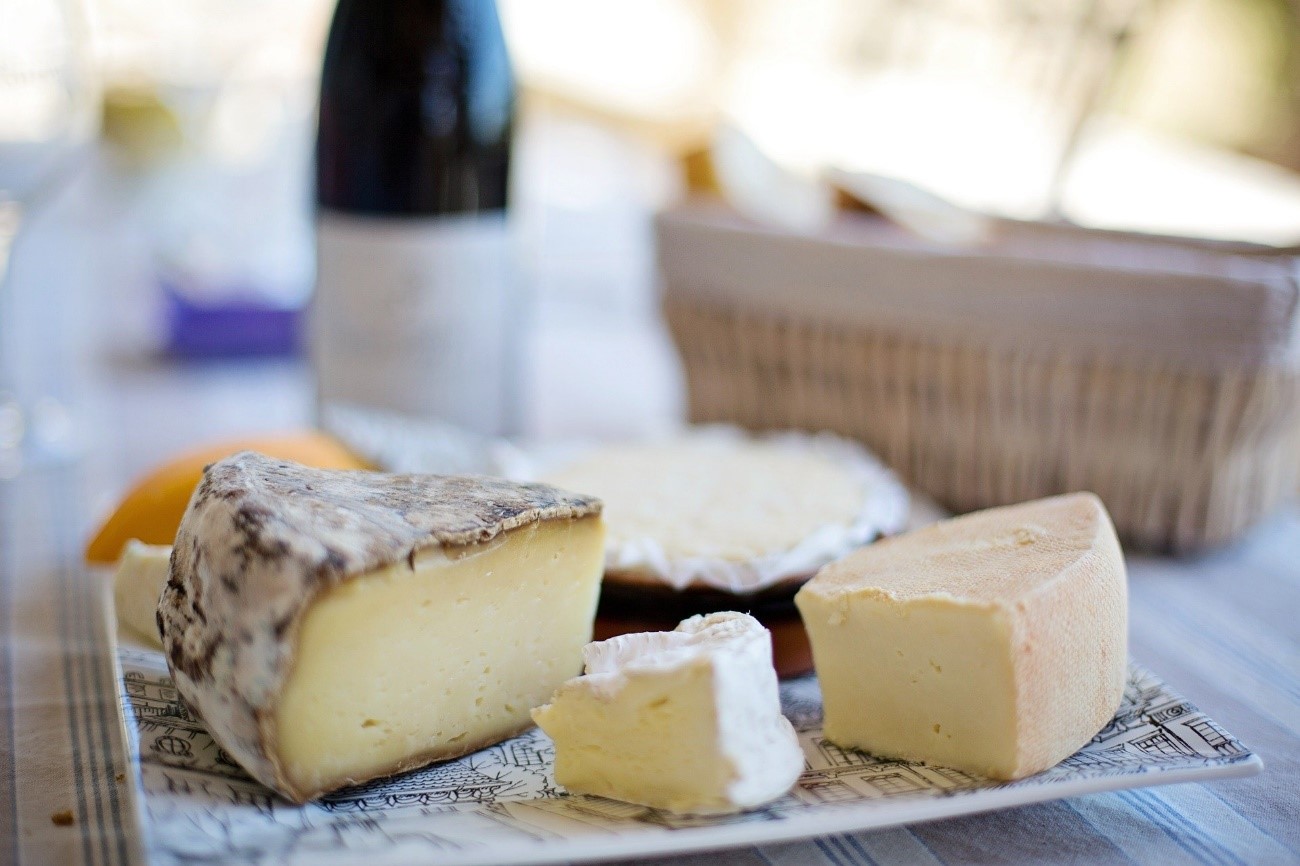 queso con botella de vino