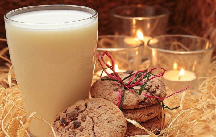 leche con galletas en navidad